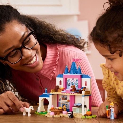 Juego compartido entre niño y padres