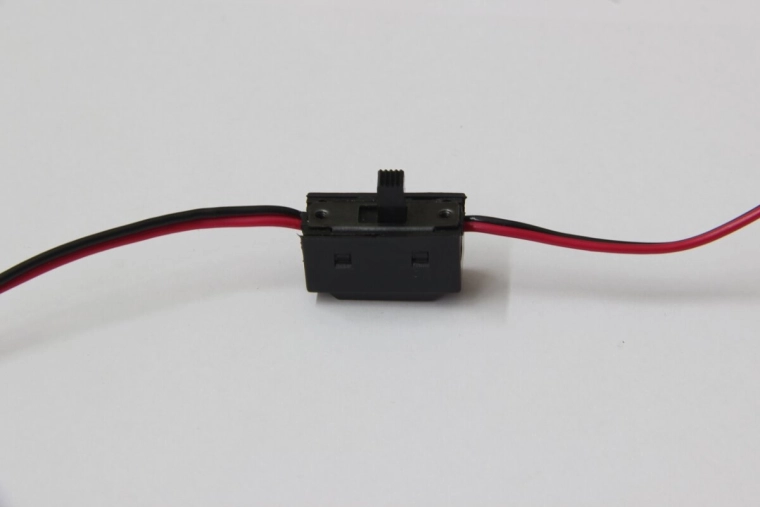 Mazo de cables con interruptor sin toma de carga Jamara - 1 pieza