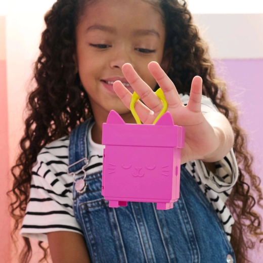 Minibox portátil con forma de gatita