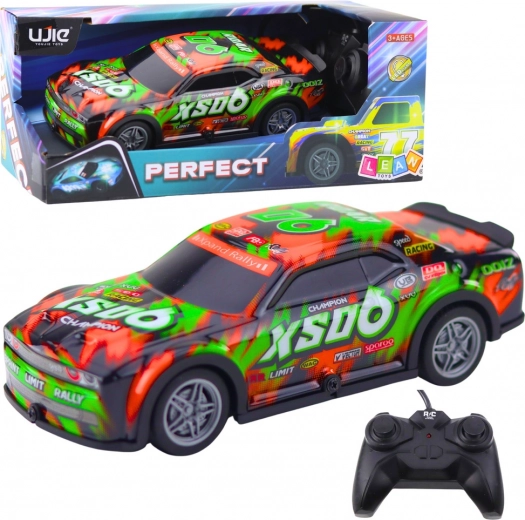 Coche de carreras RC con carrocería luminosa naranja-verde