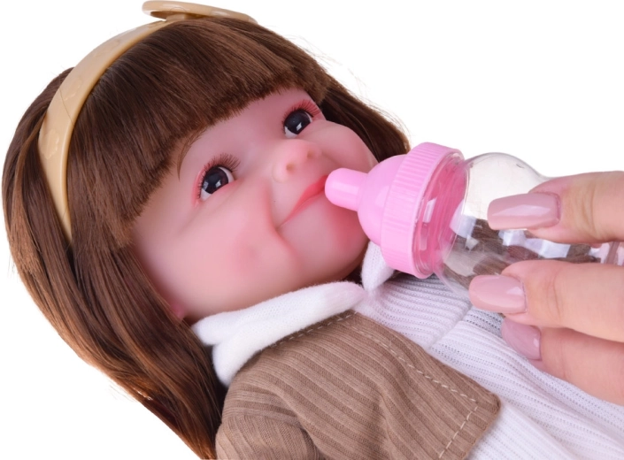 Cuidado realista con biberón y pañal