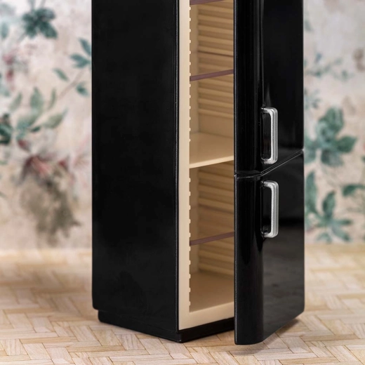 Frigorífico con puerta que se abre y estantes en el interior