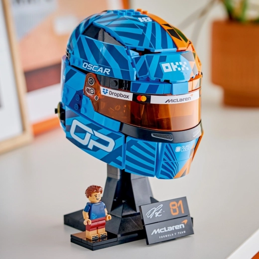 Soporte de exposición, placa y minifigura del piloto