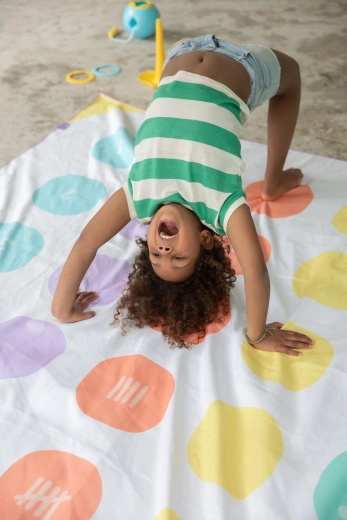 Quut toalla infantil y alfombra de juego 2 en 1 con juego de equilibrio XL 180 × 180 cm