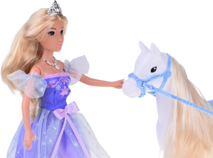 Caballo blanco con silla de montar y brida