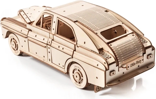Automóvil retro detallado a escala 1:16