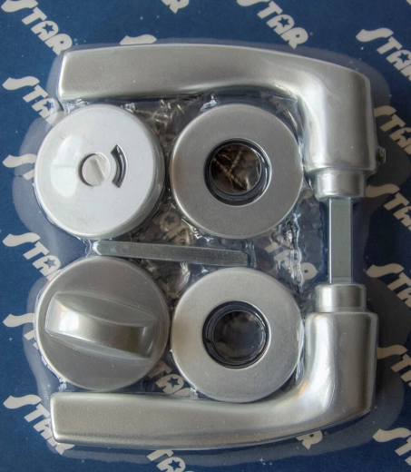 Herraje de puerta con roseta MONET WC, elox plata