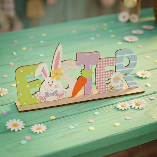 Decoración de mesa de madera de Pascua con conejito