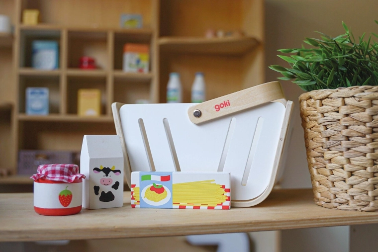 Cesta de la compra de madera Goki MiniShopper con monedero