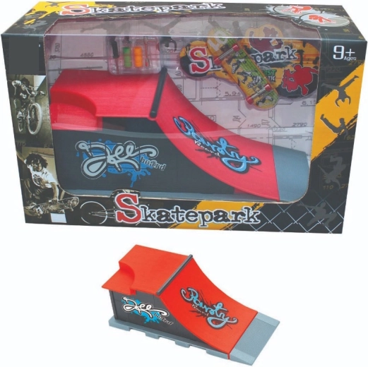 Set de skatepark con rampa inclinada, rail y fingerboard