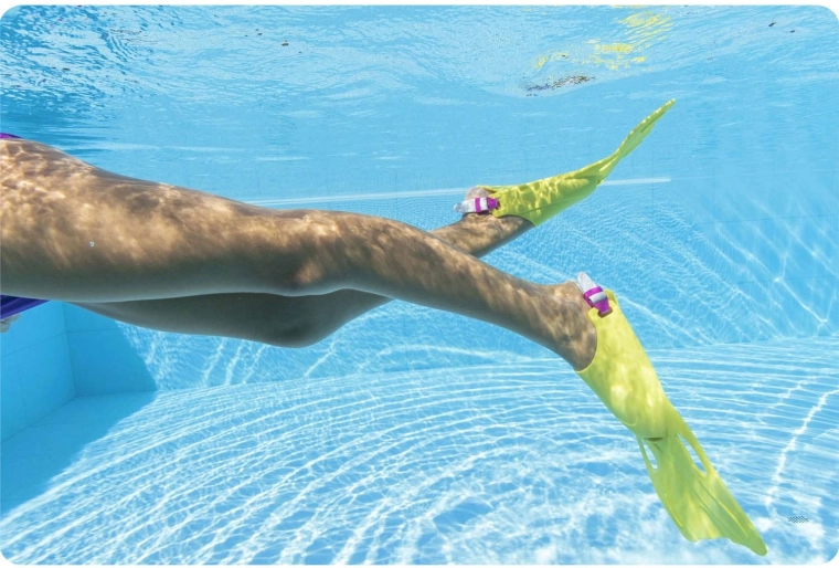 Natación más rápida con aletas