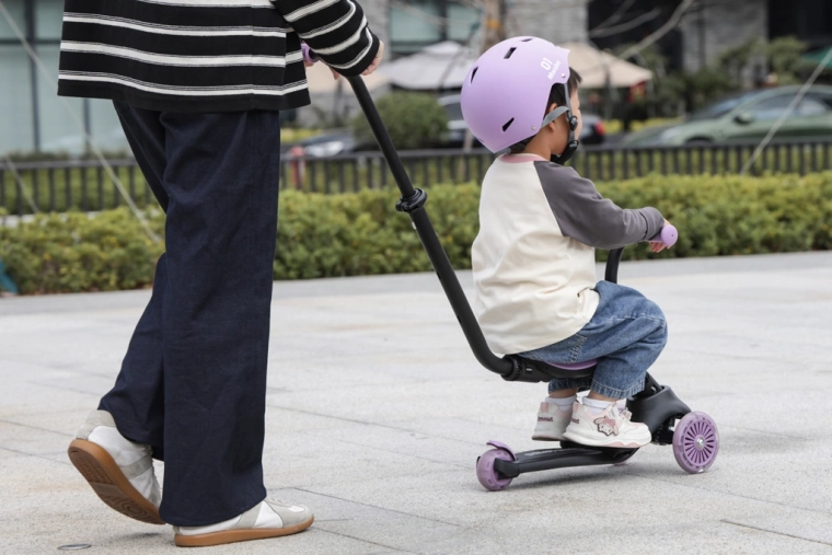 Manillar para padres y tres ruedas estables para paseos iniciales más seguros