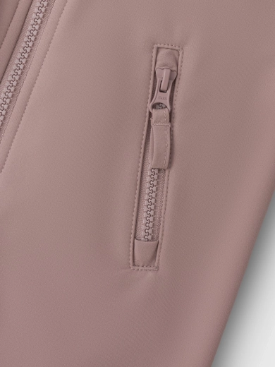 Detalles prácticos: bolsillos con cremallera y diseño pensado