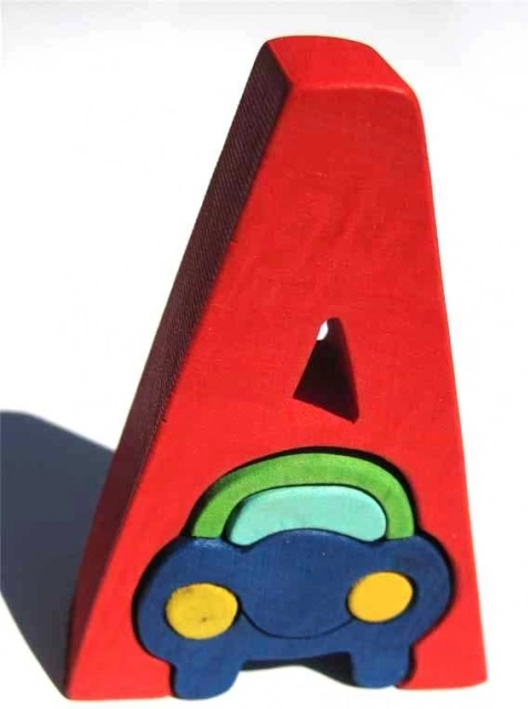 Letra de madera A con coche para niños