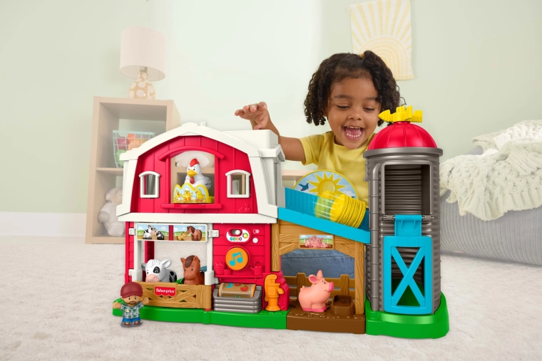 Granero de dos pisos con silo y rampa