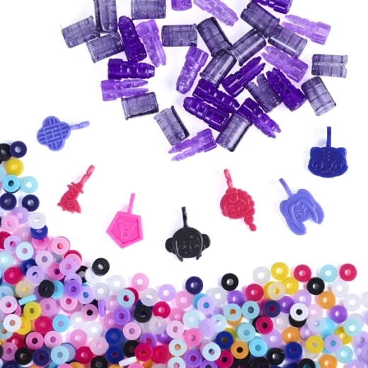 Cuentas de colores y colgantes para un aspecto original