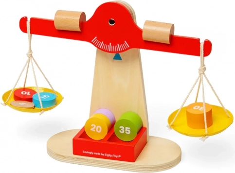 Balanza de madera con pesas de equilibrio