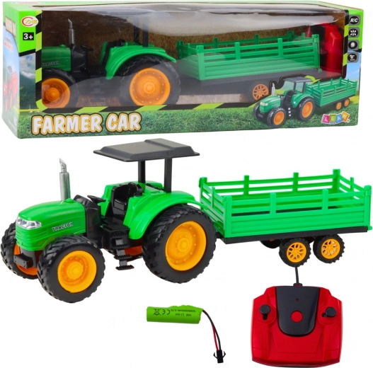 Tractor agrícola verde teledirigido con remolque