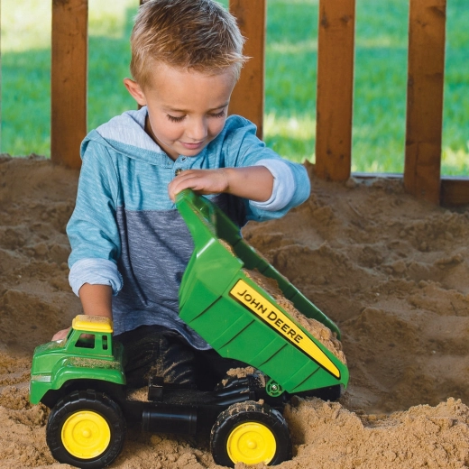 Gran camión volquete John Deere para pequeños constructores