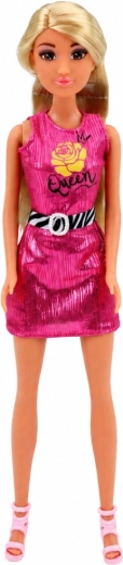 Elegante conjunto rosa y largo cabello rubio