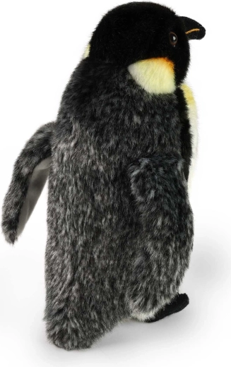 Adorable pingüino de pie