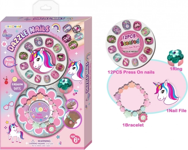 Estudio de uñas con pulsera para niños