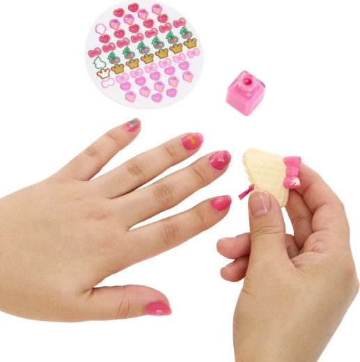 Diversión real con esmalte y pegatinas para uñas