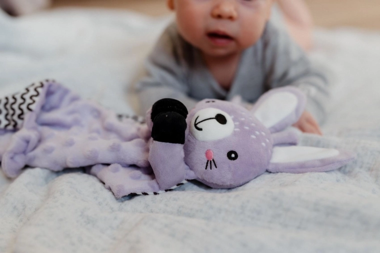 Sonajero integrado para una suave estimulación auditiva