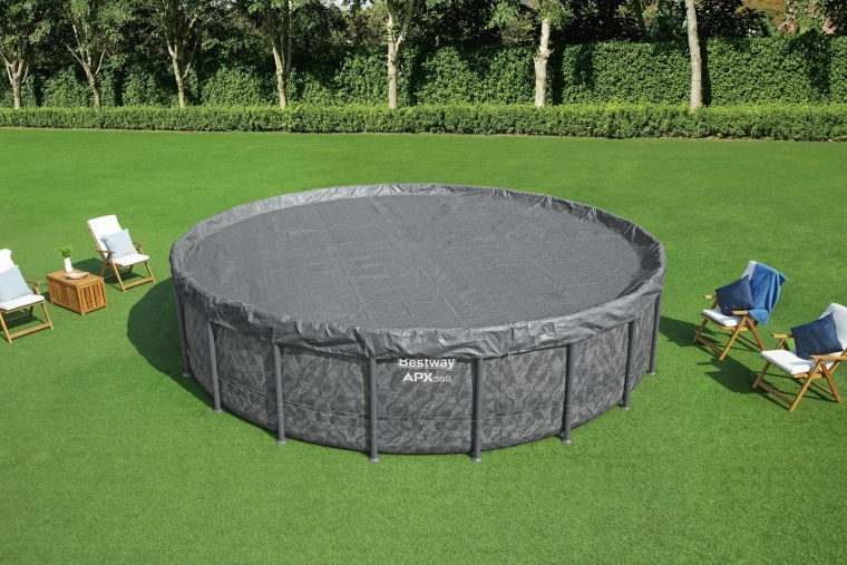 Cubierta que mantiene la piscina limpia