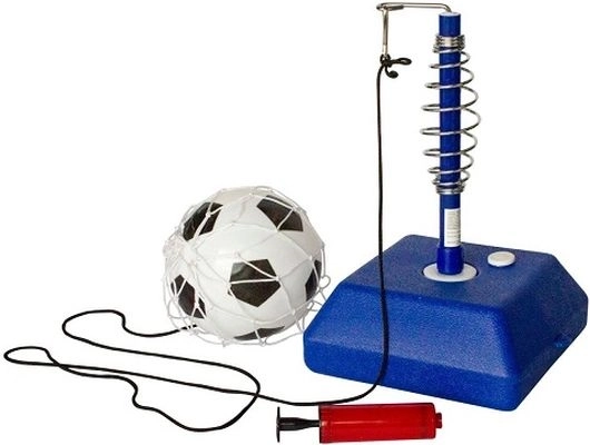 Entrenador de fútbol infantil con balón