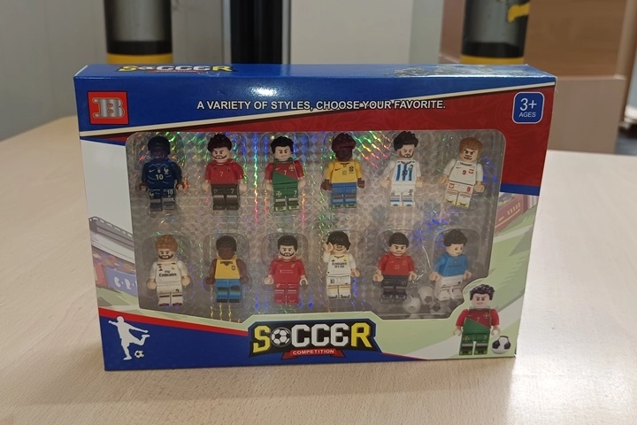 Figuras de futbolistas de construcción con balones - 1 unidad