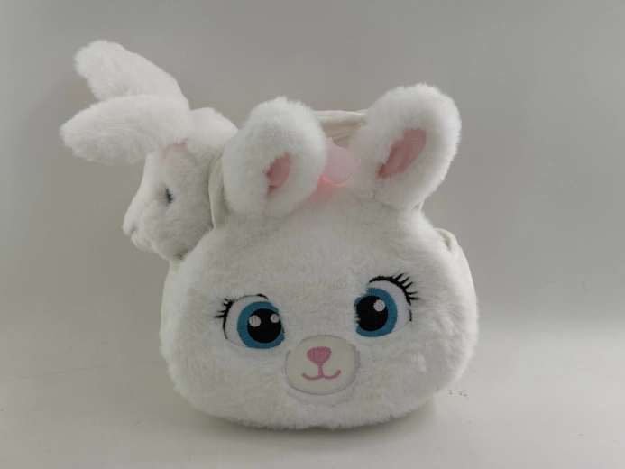Conejito de peluche en un bolso con forma de conejito