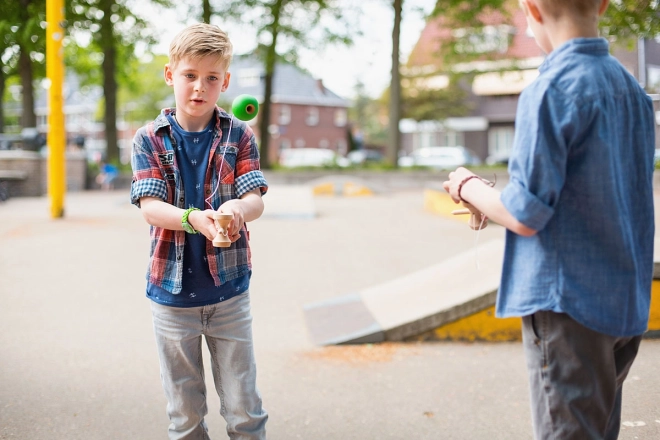 Kendama – juego tradicional japonés de habilidad para niños