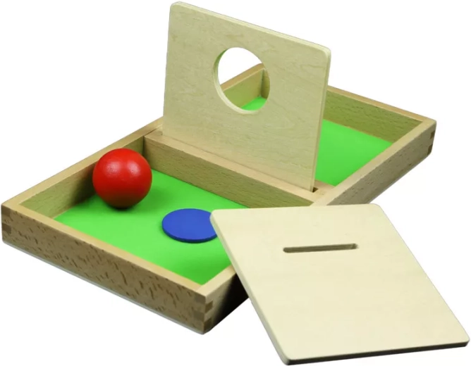 Tabla de madera con orificio para pasar una pelota y un disco