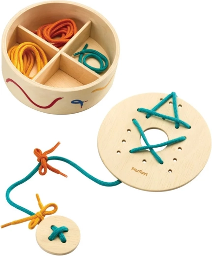 Tablillas de ensartado PlanToys con cordones en caja de almacenamiento