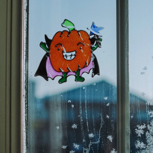 Decoración de ventana de Halloween con purpurina en forma de calabaza de colores