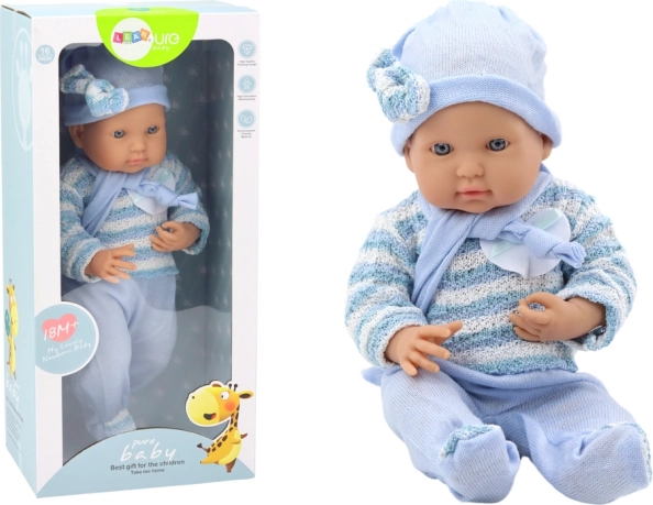 Muñeca bebé con jersey azul a rayas, gorrito y bufanda