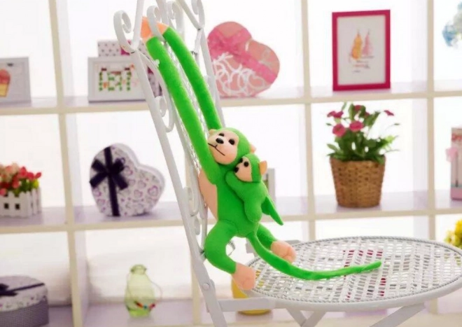 Mono de peluche con cría verde