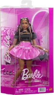 Barbie Deluxe Style modelo con top negro y falda rosa
