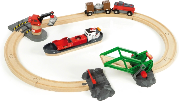 Brio World puerto con barco de carga y vías