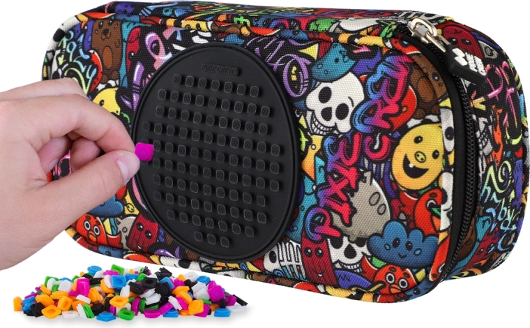 Estuche escolar Pixie Crew ovalado de dos pisos para estudiantes, graffiti con panel de píxeles