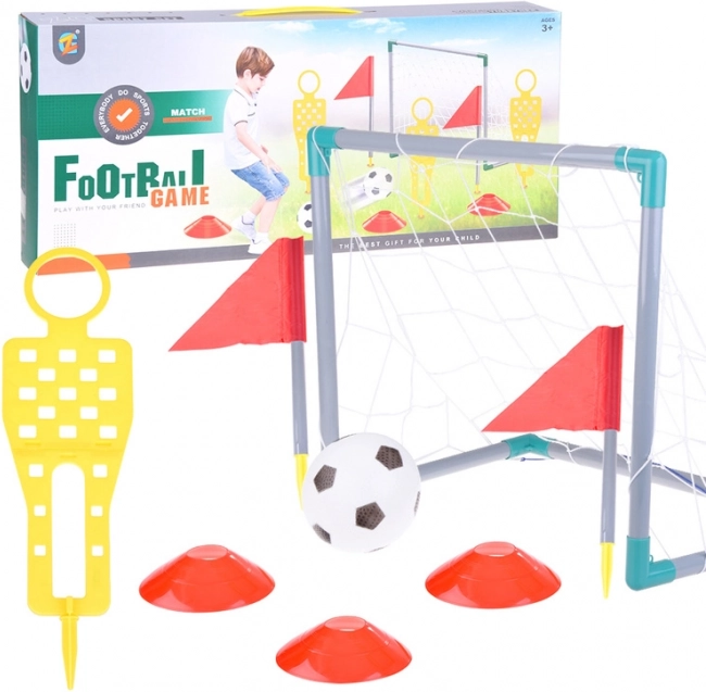 Portería de fútbol infantil con balón y conos
