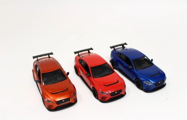 Modelo de coche Jaguar XE SV Project 8 con proyector, 4x4 - 1 pieza