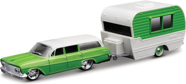 Maisto Chevrolet Biscayne wagon con caravana 1:64