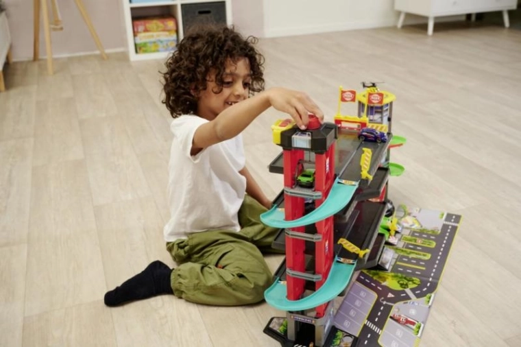 Coches de metal y helicóptero