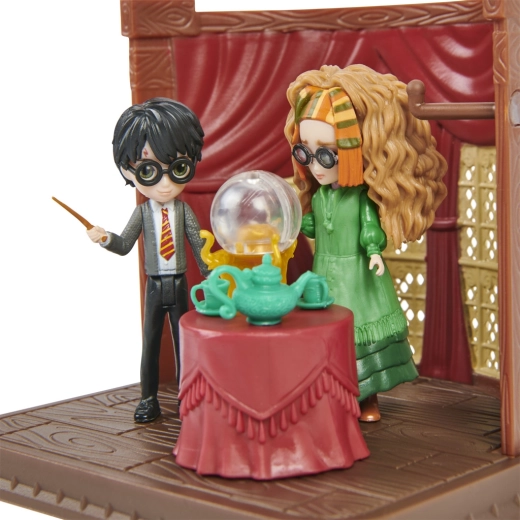 Figuras de Harry y de la profesora Trelawney