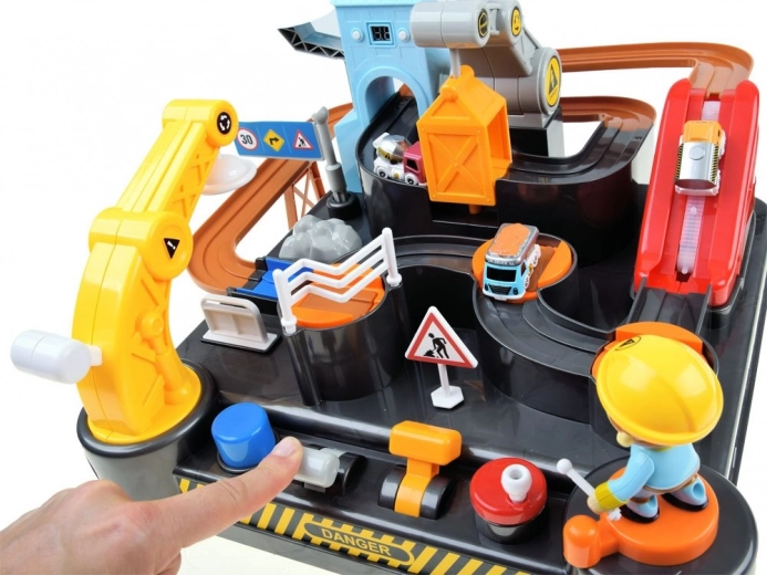 Escena de construcción interactiva con grúa y elevador