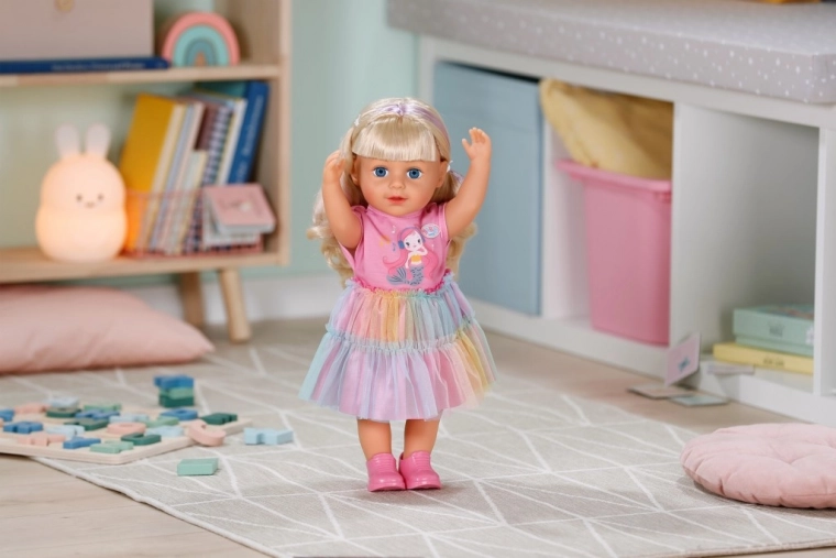 Gran movilidad y se mantiene de pie sola