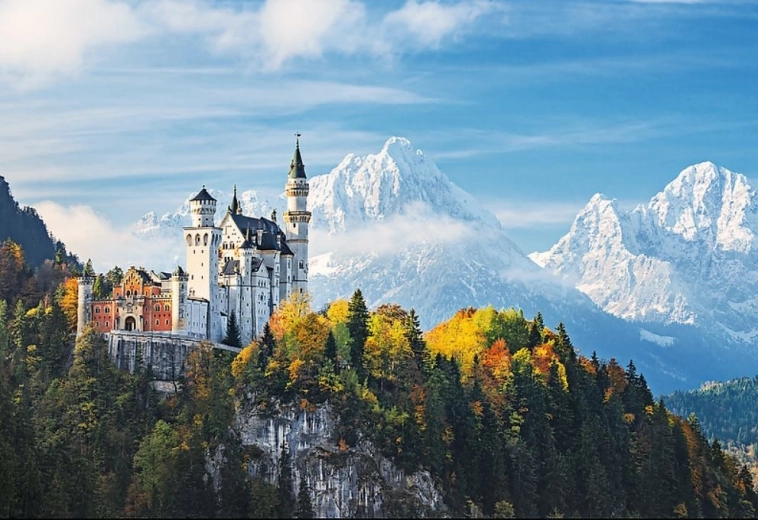 Impresionante motivo de los Alpes bávaros y el castillo de Neuschwanstein