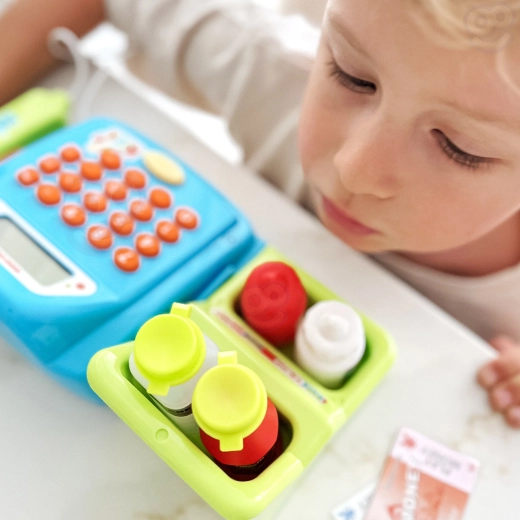 Accesorios abundantes y estante para productos